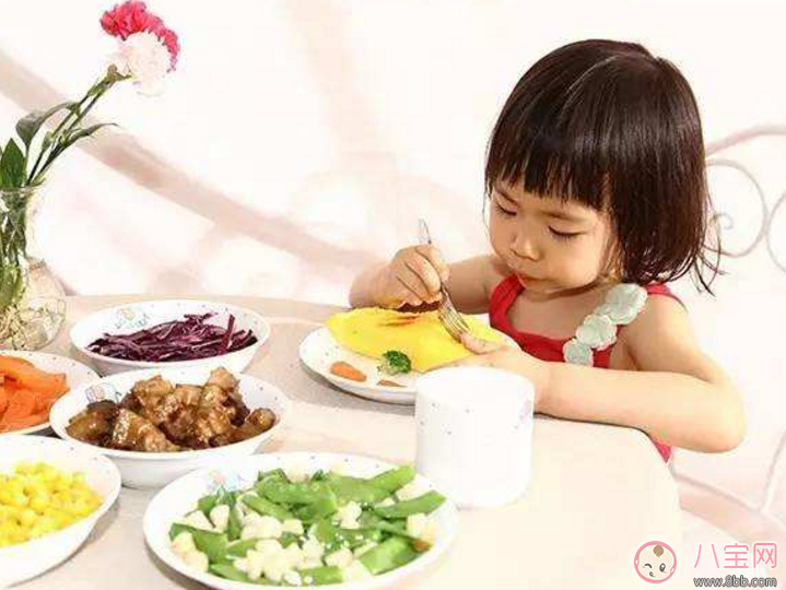 孩子吃饭一直要喂怎么办 如何培养孩子独立吃饭的习惯