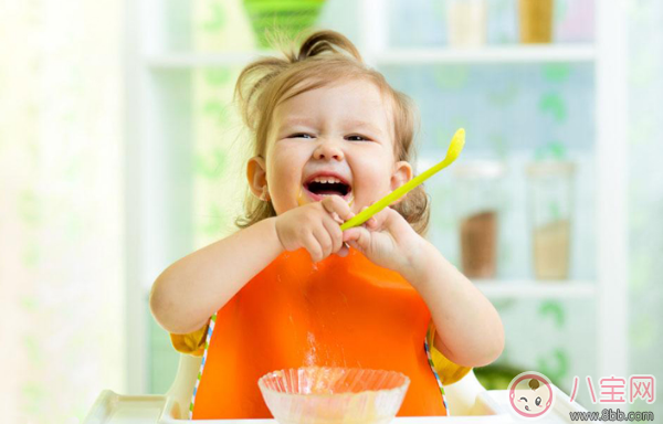 三岁宝宝吃饭应该注意哪些问题 三岁宝宝吃饭要准备什么