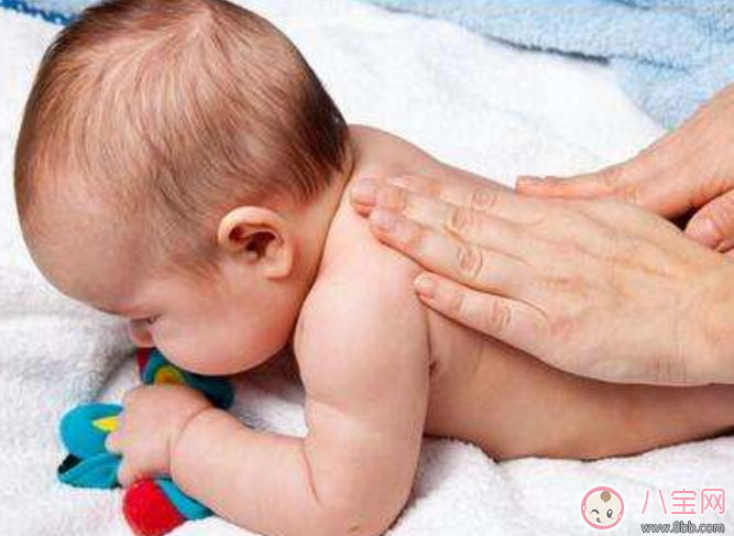 给宝宝发烧降温的正确做法 宝宝发烧降温的按摩方法