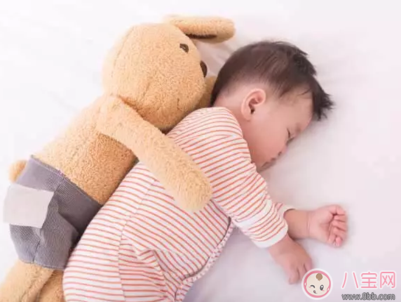 孩子睡觉喜欢踢被子有什么方法 怎么纠正孩子的睡姿让孩子不踢被子