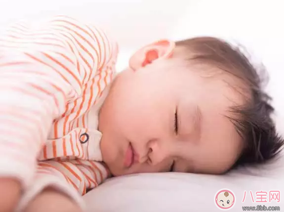 孩子睡觉喜欢踢被子有什么方法 怎么纠正孩子的睡姿让孩子不踢被子