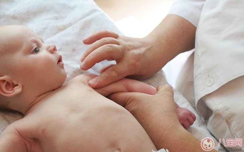 如何给六周大的婴儿按摩 怎么给宝宝进行全身按摩