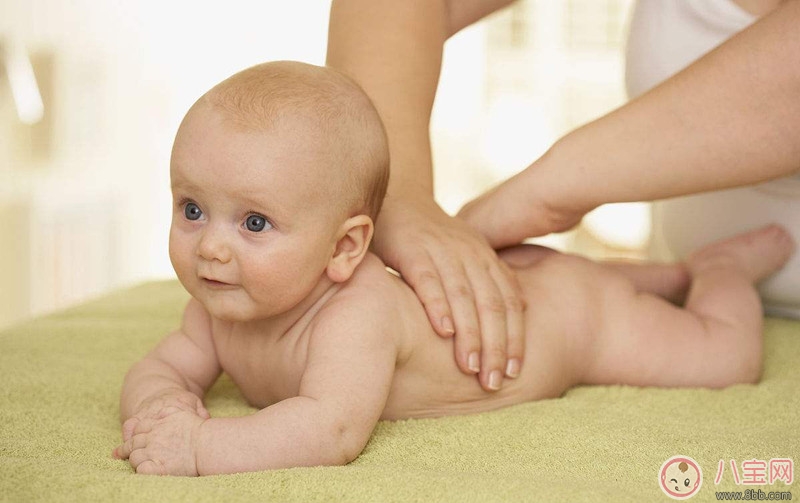 如何给六周大的婴儿按摩 怎么给宝宝进行全身按摩