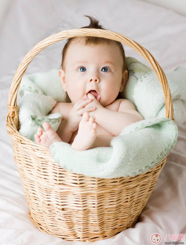 宝宝总是流汗是新陈代谢旺盛吗 婴幼儿容易流汗怎么护理