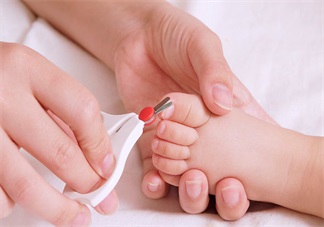 坐月子的时候可以给孩子剪指甲吗 孩子的脚趾甲怎么剪好