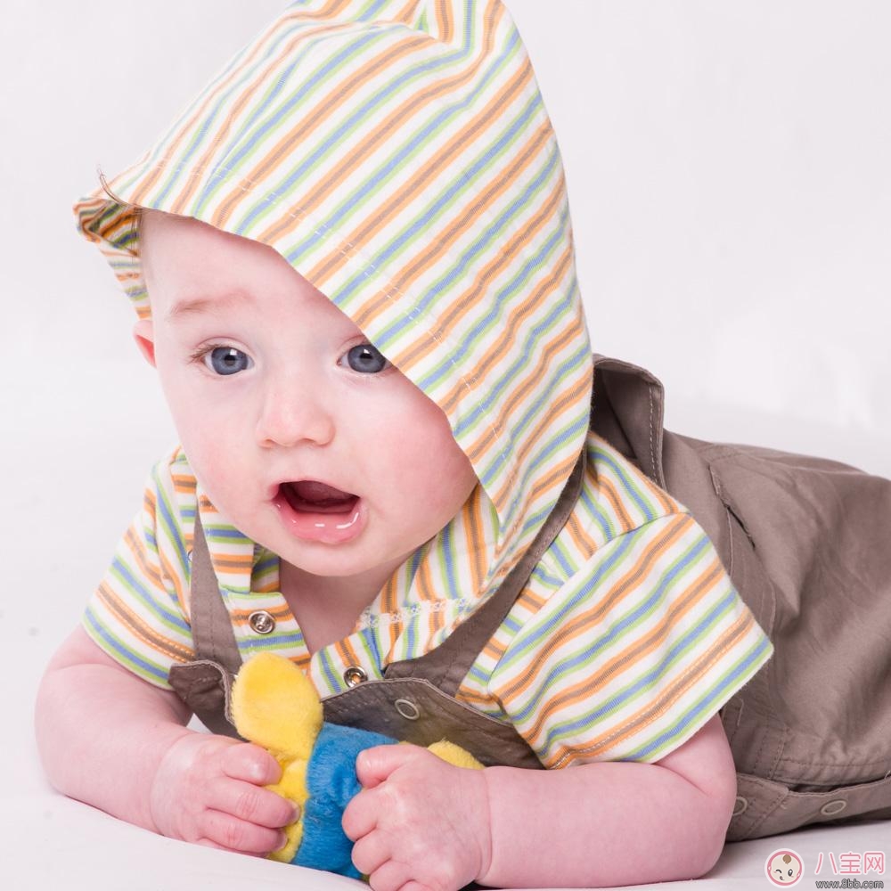 婴幼儿应该穿什么衣服 怎么挑选婴儿衣服