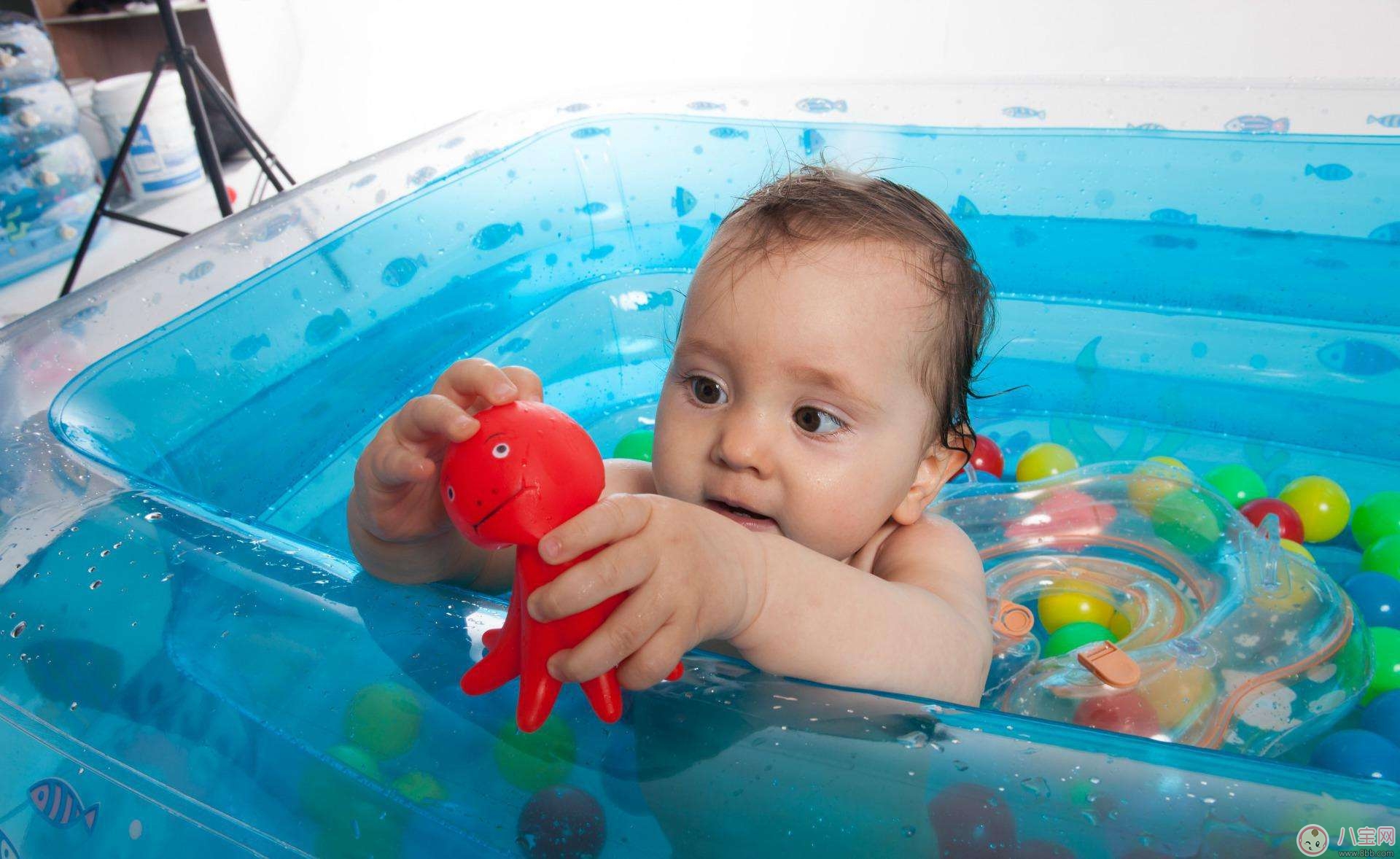 宝宝游泳如何保证游泳圈安全 怎么选择婴儿游泳圈
