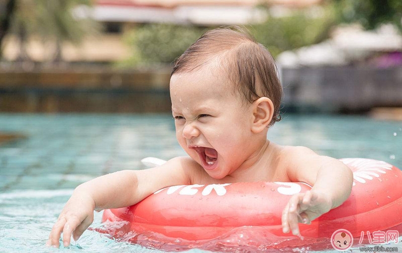 宝宝游泳如何保证游泳圈安全 怎么选择婴儿游泳圈