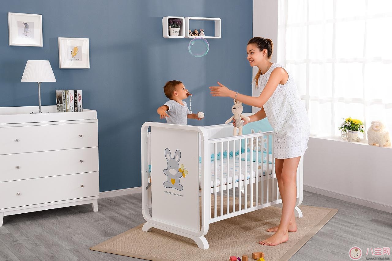 宝宝床怎么保证安全 婴儿床挑选硬床垫比较好吗