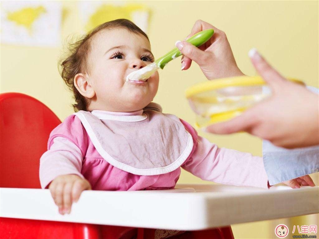 怎么教宝宝自己吃饭 如何引导婴儿自己吃饭