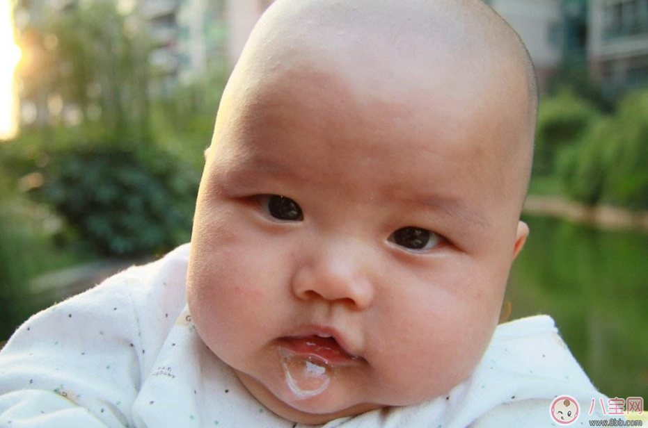  宝宝什么时候吐泡泡就是肺炎 宝宝肺炎的症状就是吐泡泡吗