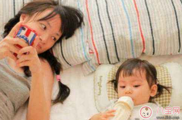 妈妈喂奶的时候玩手机对宝宝有影响吗 喂奶可以玩手机吗