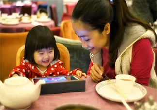 孩子边吃饭边玩手机怎么办 怎么让孩子吃饭养成好习惯