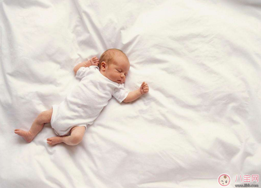 为什么宝宝睡觉喜欢高举双手 宝宝睡觉高举双手正常吗
