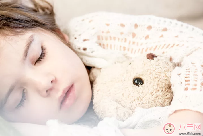 孩子晚上睡觉打鼾怎么办 孩子睡觉打鼾对他的成长有什么影响