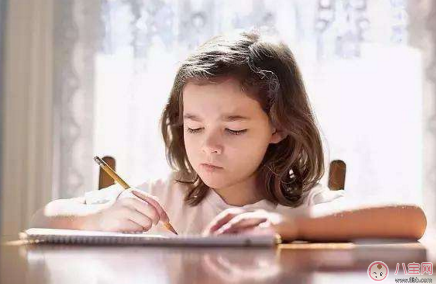 看孩子写作业累的说说 心疼孩子半夜写作业累的朋友圈说说心情