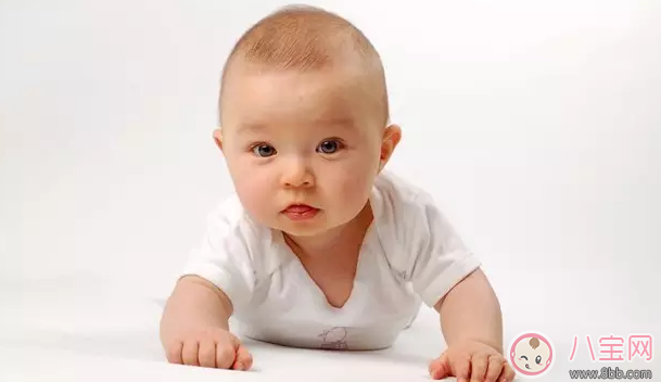 宝宝学爬时要注意什么 一个人教宝宝爬行训练方法
