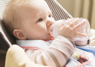 宝宝喝奶粉上火的原因 怎么预防宝宝喝奶粉上火