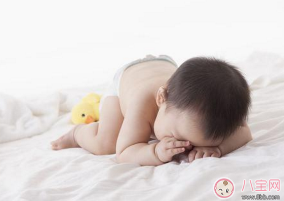 宝宝睡觉候喜欢抓头怎么办 宝宝睡觉喜欢抓头是什么疾病