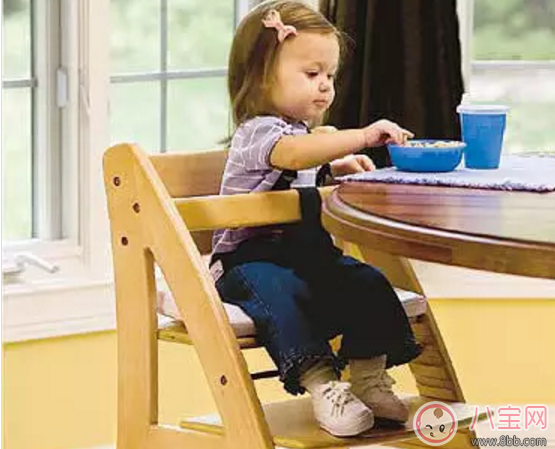 宝宝多大可以用餐桌椅吃饭 宝宝多大可以自己吃饭