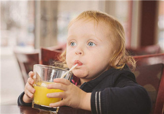 宝宝只喝饮料不吃饭怎么办  如何自制饮料给宝宝喝