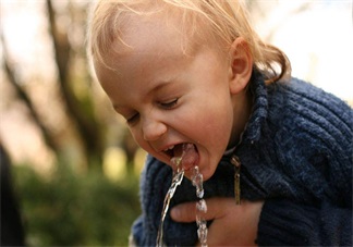 孩子不爱喝水怎么办 用什么方法能够让孩子多喝水