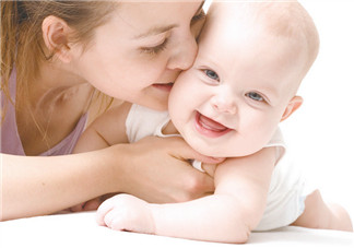 母乳喂养宝宝大便次数多怎么回事  母乳喂养一天大便几次