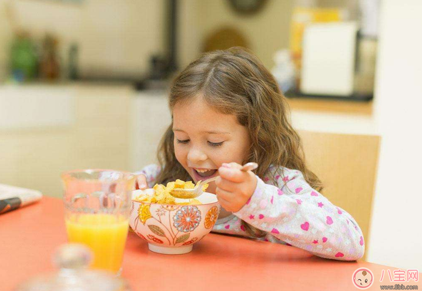 让孩子一起吃饭有什么好处 孩子一岁吃饭怎么吃好