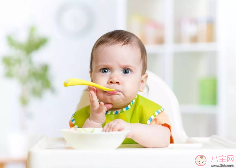 给宝宝添加辅食怎么加比较好 怎么做可以让孩子不出问题
