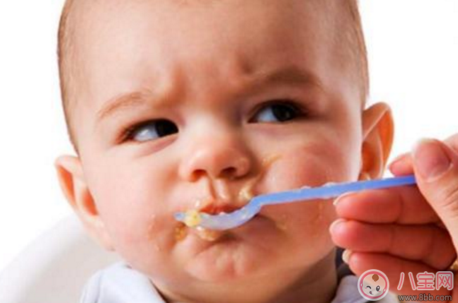 母乳喂养哪个阶段给宝宝添加辅食 怎么判断宝宝需不需要加辅食