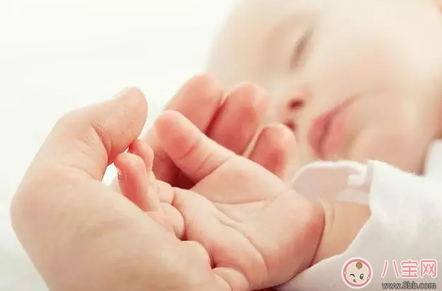 宝宝手心常常有汗是什么原因 宝宝手心汗多是上火的症状吗