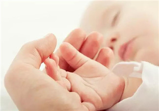宝宝手心常常有汗是什么原因 宝宝手心汗多是上火的症状吗