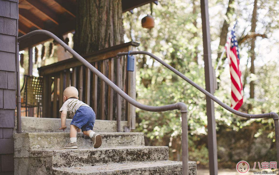 宝宝爬楼梯怎么教好 怎么让孩子学会爬楼梯