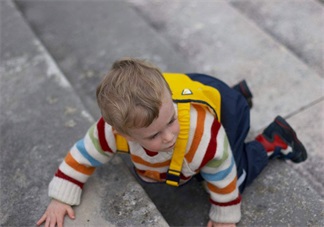 宝宝爬楼梯怎么教好 怎么让孩子学会爬楼梯