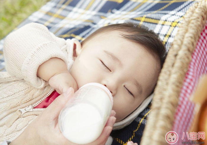 宝宝吃奶粉出行需要带哪些东西  带吃奶粉宝宝出行怎么喂奶