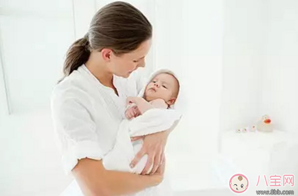 宝宝的稀便和腹泻有什么区别 为什么吃母乳的宝宝大便是稀的