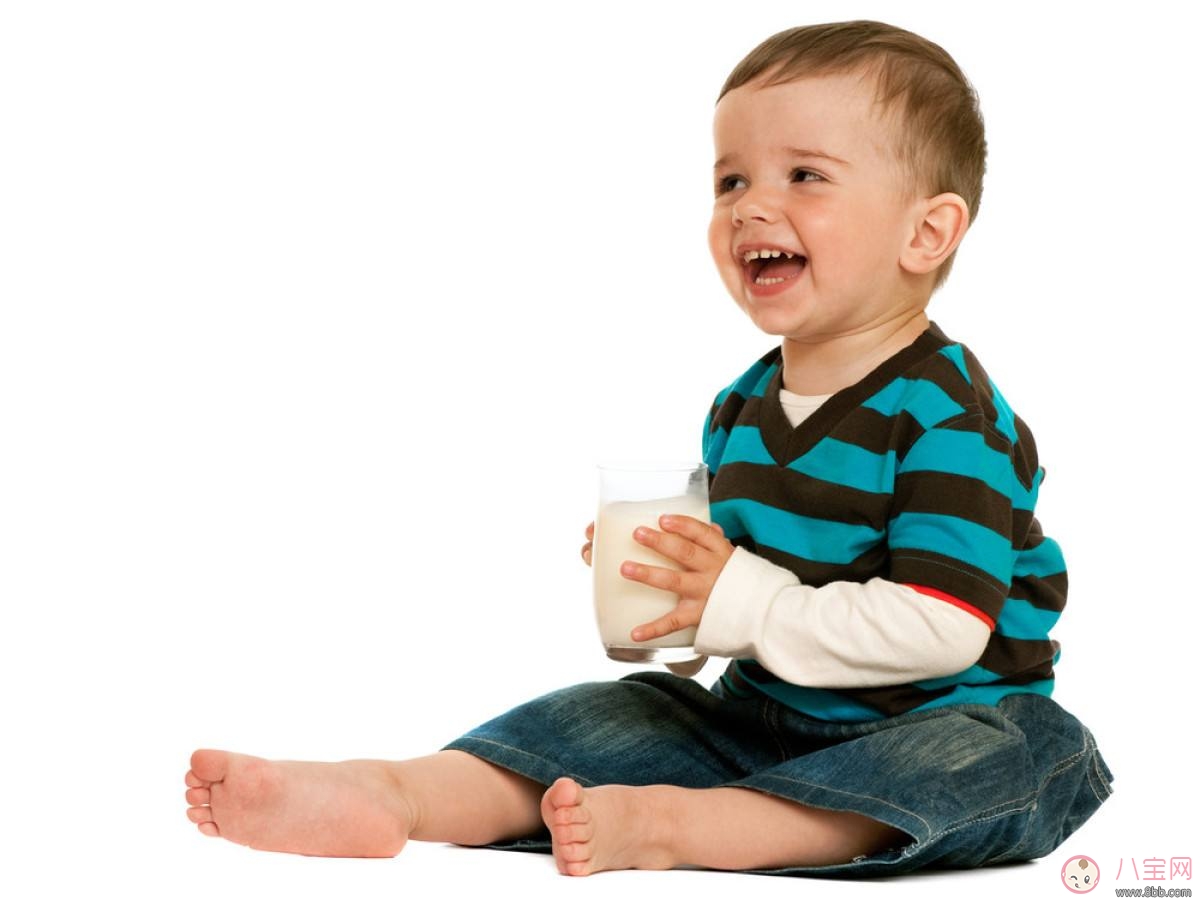 宝宝什么时间喝牛奶好  婴儿喝奶粉好还是鲜奶好