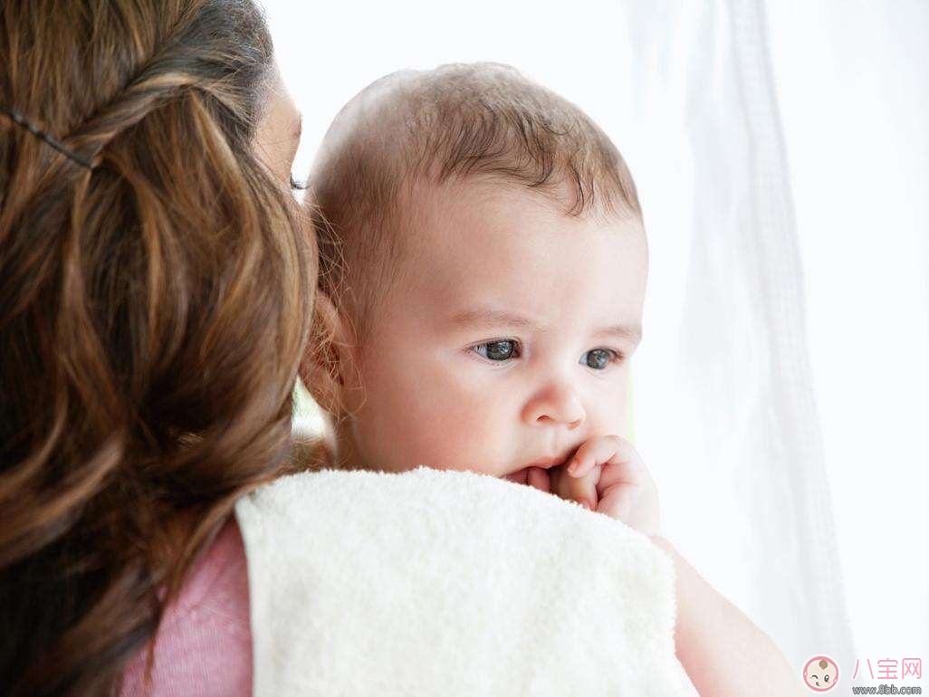 宝宝经常溢奶怎么回事  宝宝溢奶时怎么处理