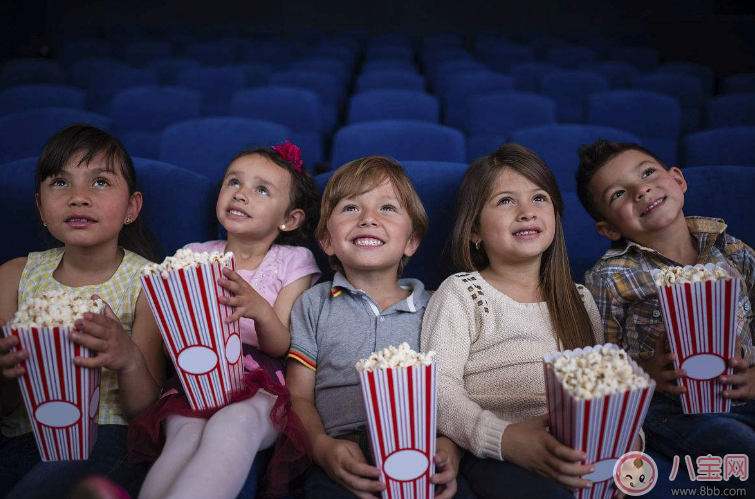 第一次陪孩子看电影感想心情句子   陪孩子看电影心情语句说说朋友圈  