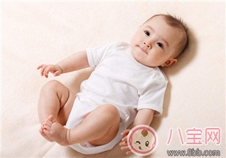 婴儿纸尿裤大小怎么选  怎么给婴儿穿纸尿裤