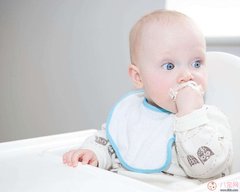 宝宝嘴巴里面长白点是怎么回事  婴儿嘴里长白点如何护理