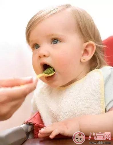 宝宝吃饭不专心怎么办  如何纠正宝宝吃饭不专心