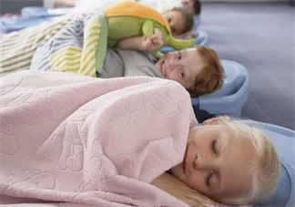 孩子在幼儿园打扰别的孩子午睡怎么办 孩子在幼儿园不睡午觉怎么办