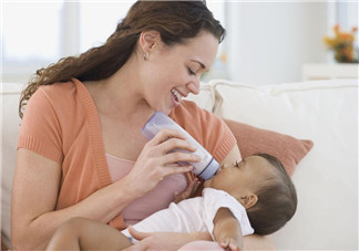 宝宝便秘要不要换配方奶   如何给宝宝转奶不腹泻便秘