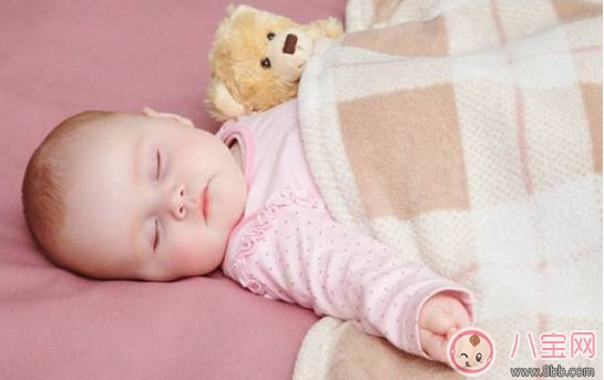 宝宝睡前出汗多是什么原因 宝宝睡觉前出汗多怎么办