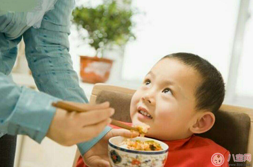 用勺子给孩子喂饭会窒息吗 给孩子喂饭怎么喂比较好
