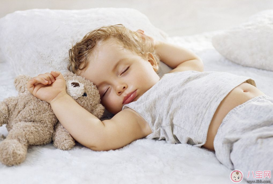 为什么小孩子晚上睡觉老踢被子   宝宝蹬被子是什么原因