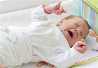 孩子只能抱睡别的方法睡不着怎么办 怎么让孩子避免不当的睡觉方法