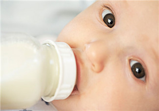 给宝宝转奶的原则跟方法  分段奶粉转奶注意事项