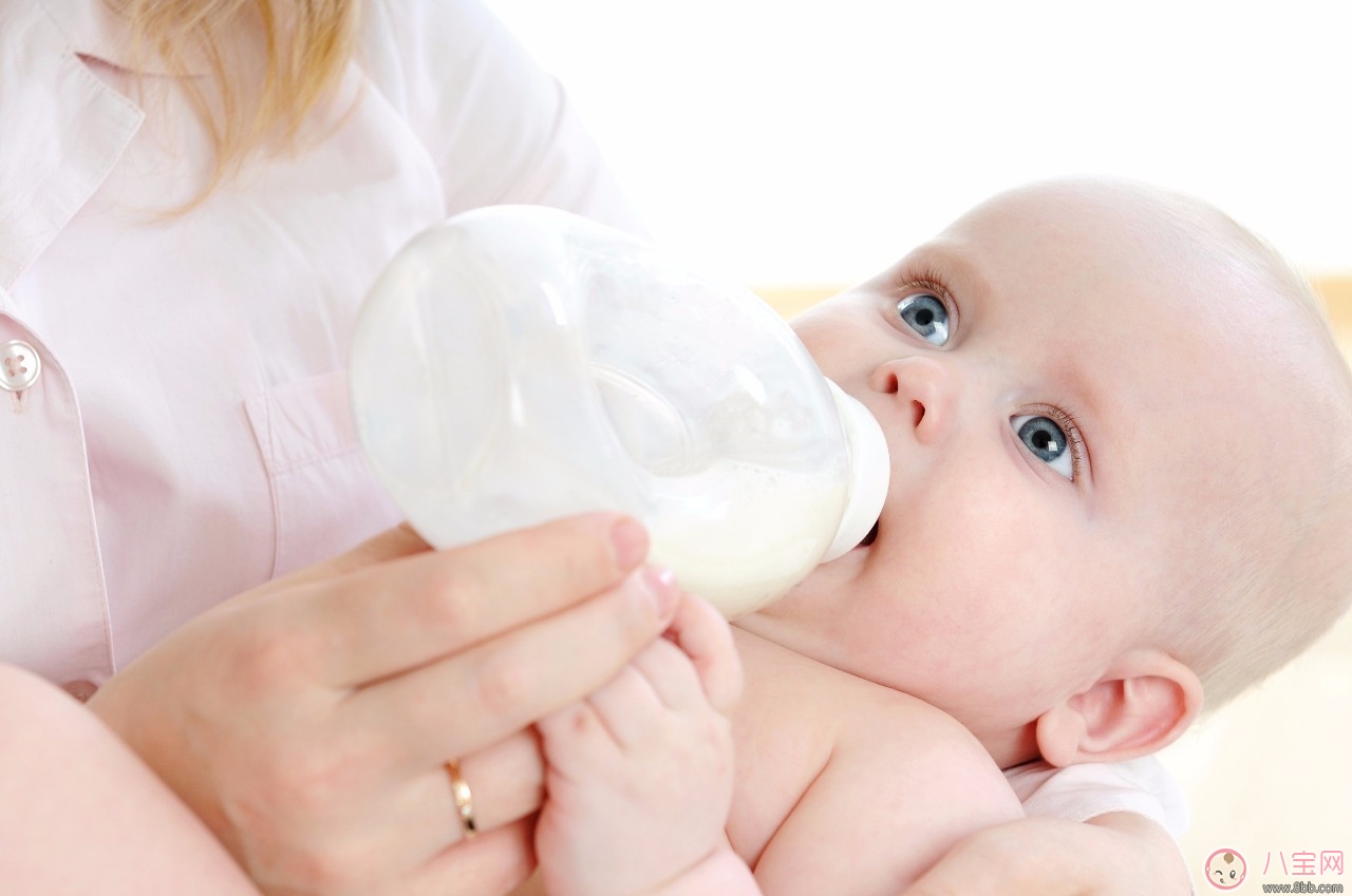 两个月的宝宝经常吐奶怎么办 如何预防宝宝吐奶小技巧